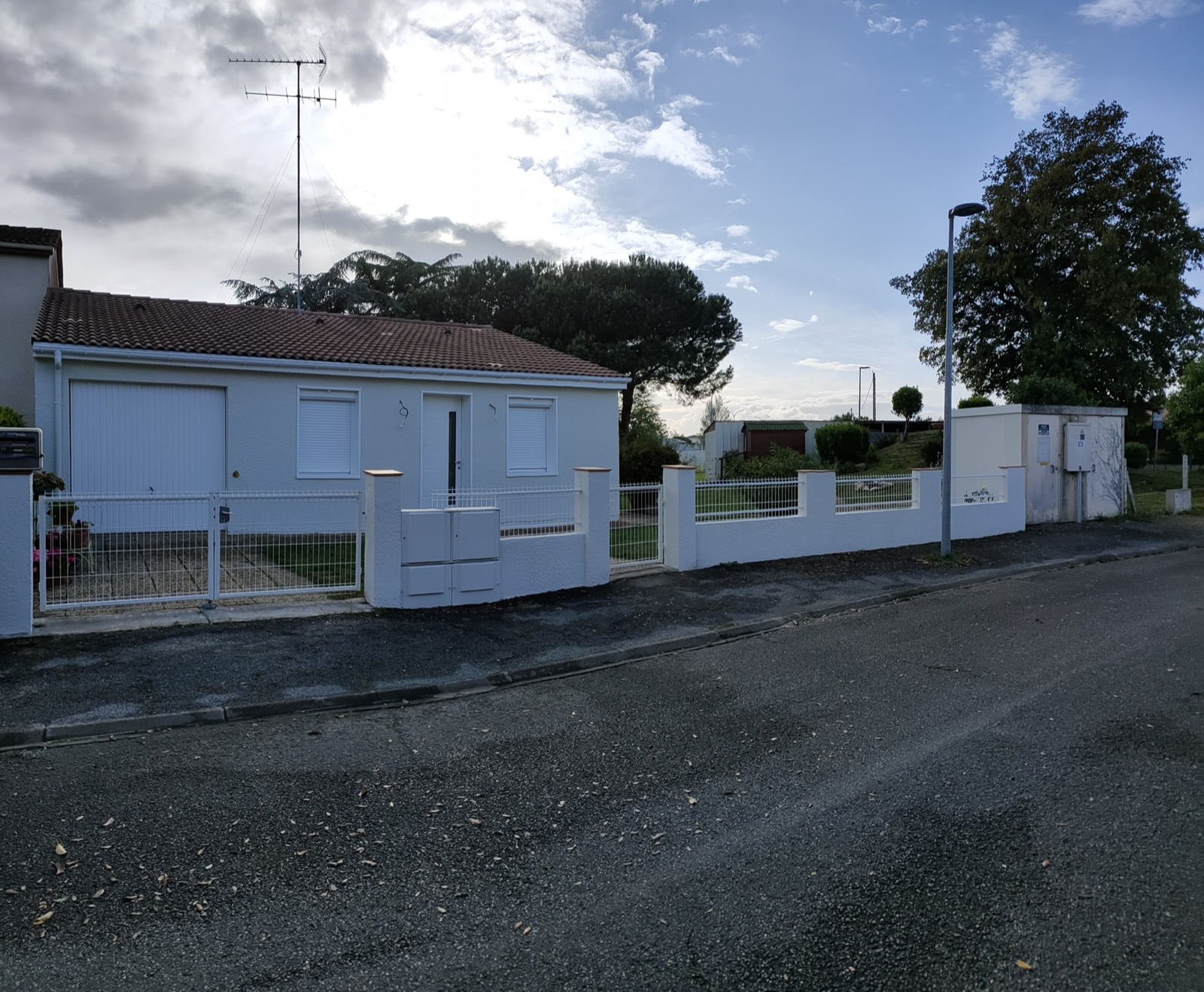 Façade avant de maison, avant et après ravalement par la SARL VIDIEU (après)