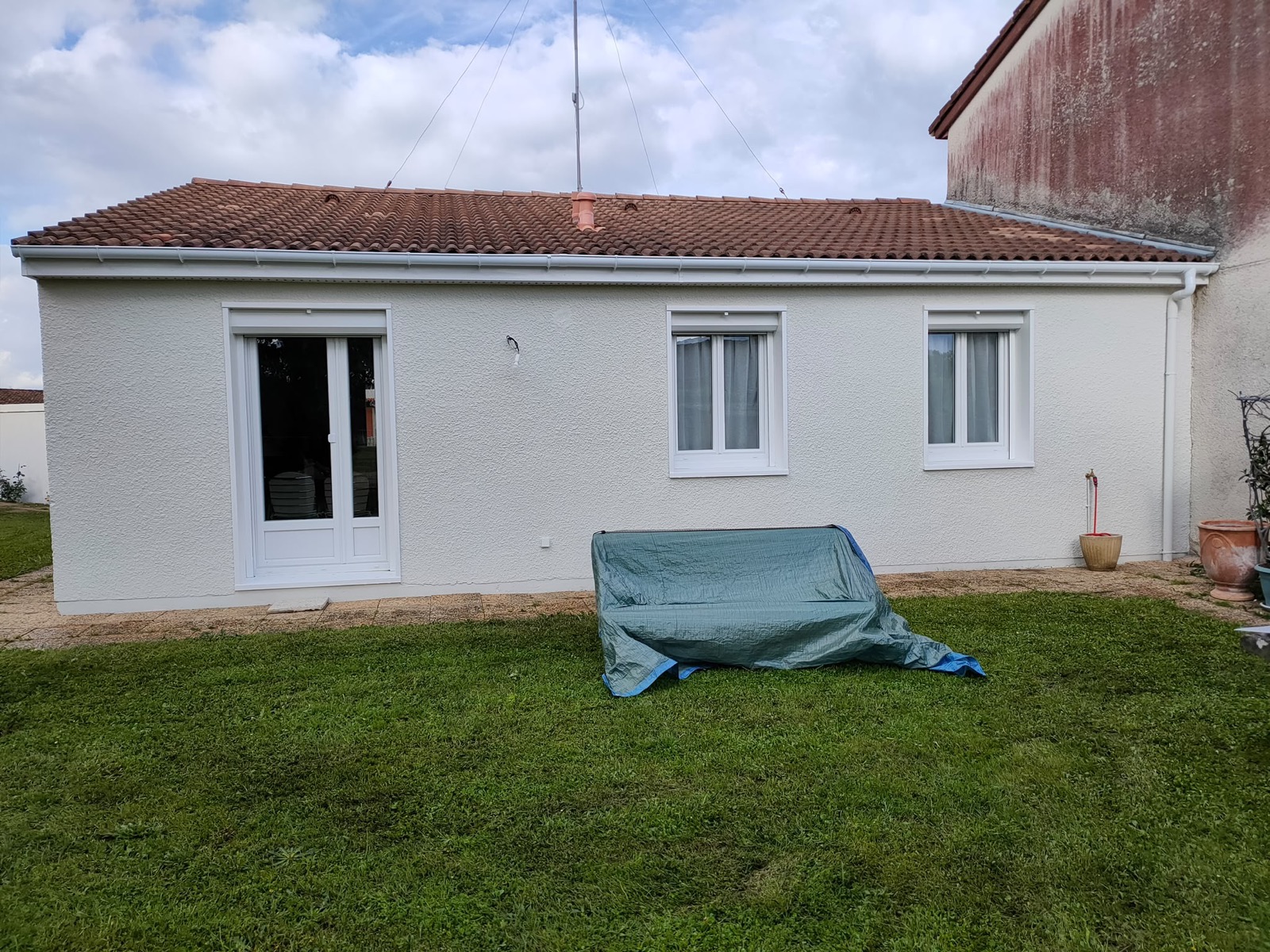 Façade arrière de maison, avant et après mise en peinture par la SARL VIDIEU (après)