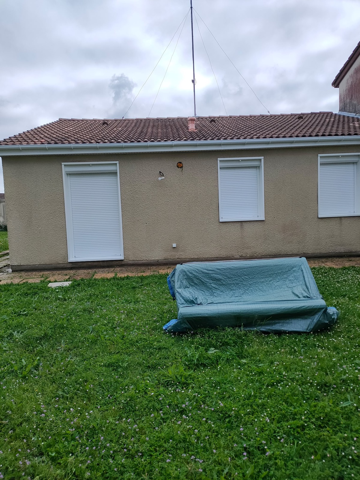 Façade arrière de maison, avant et après mise en peinture par la SARL VIDIEU (avant)