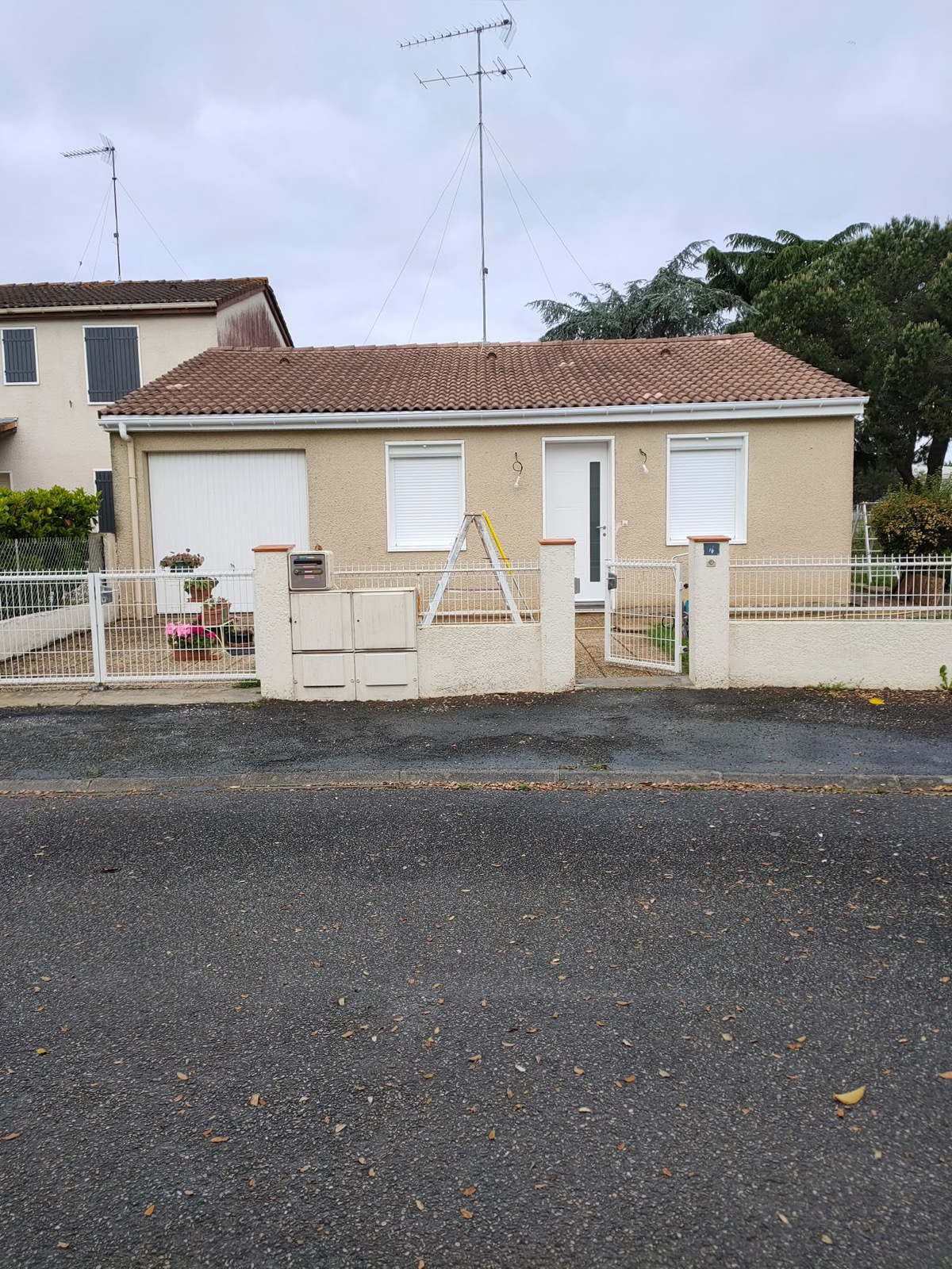 Façade avant de maison, avant et après ravalement par la SARL VIDIEU (avant)