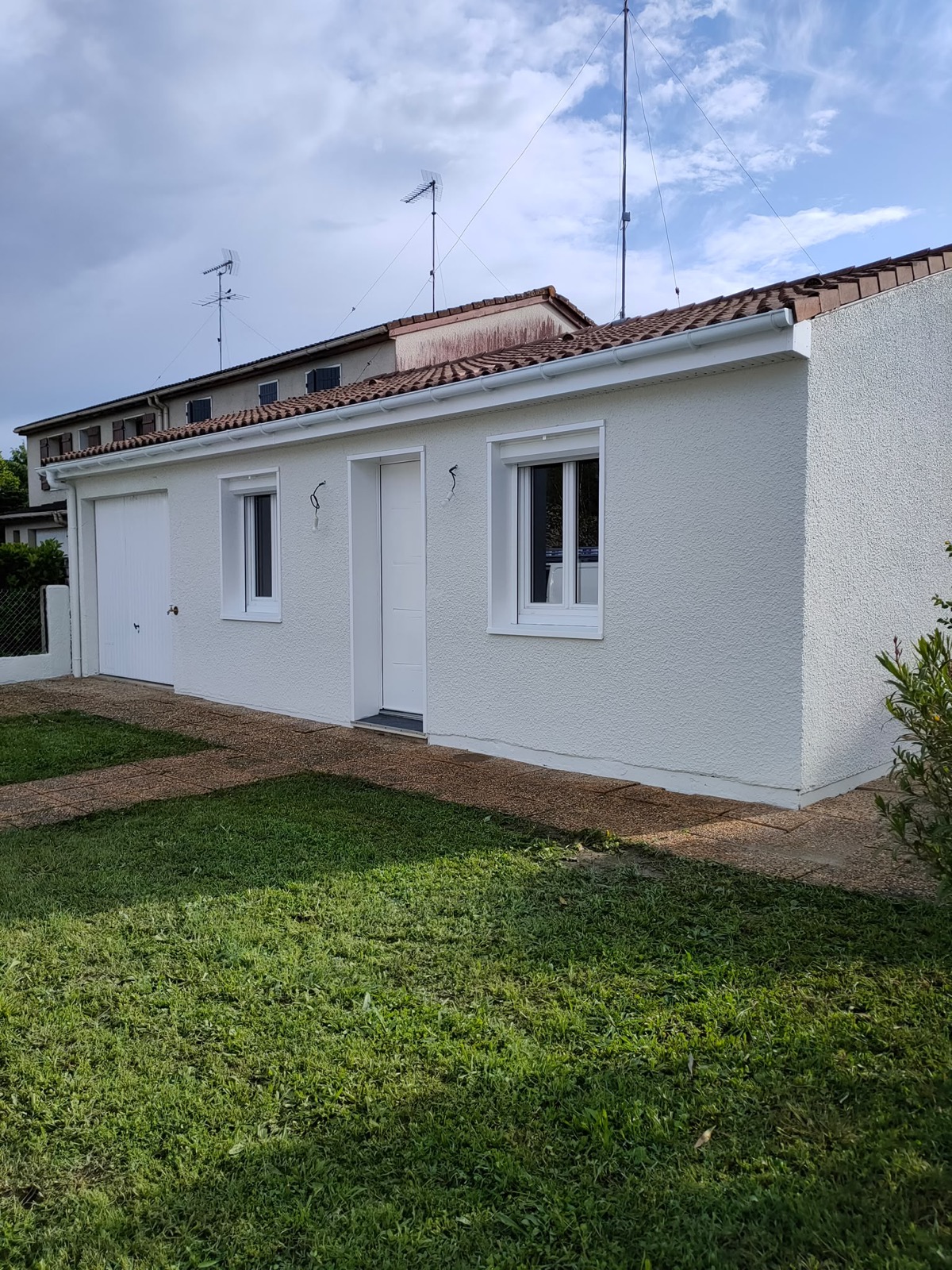 Façade et garage d'une maison repeints en blanc par la SARL VIDIEU