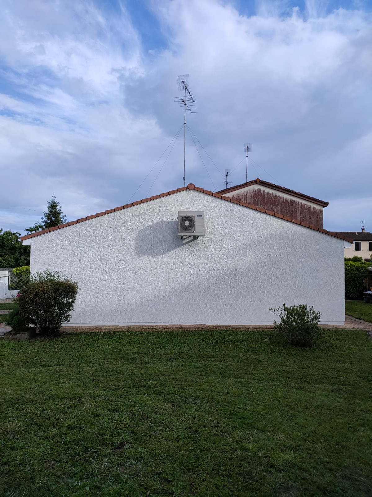 Pignon de maison sali puis repeint en blanc par la SARL VIDIEU (après)