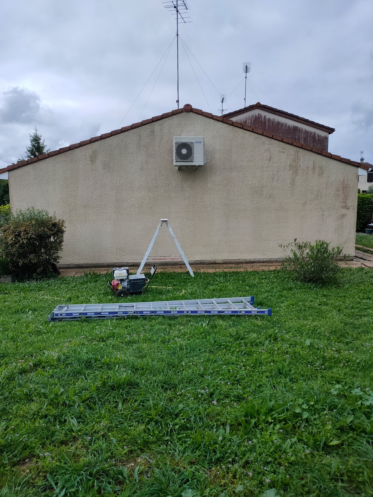 Pignon de maison sali puis repeint en blanc par la SARL VIDIEU (avant)