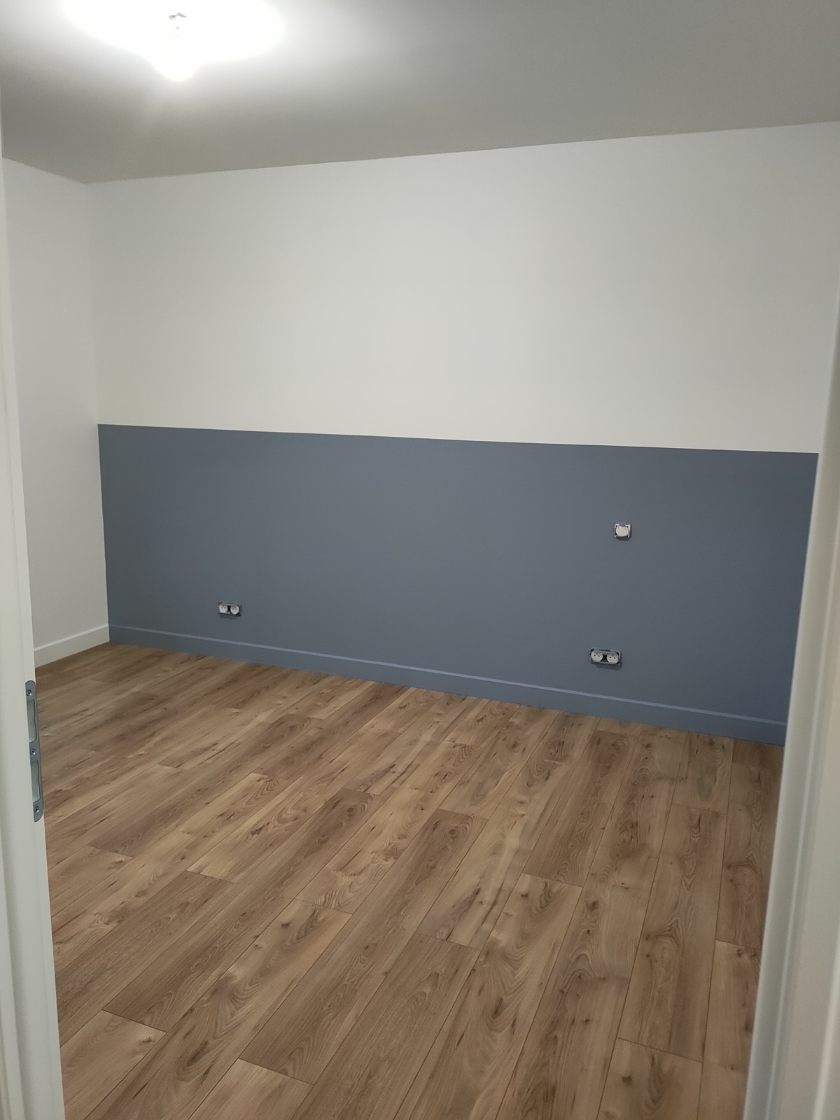 Chambre avec soubassement bicolore bleu-gris et pose de sol stratifié, par la SARL VIDIEU